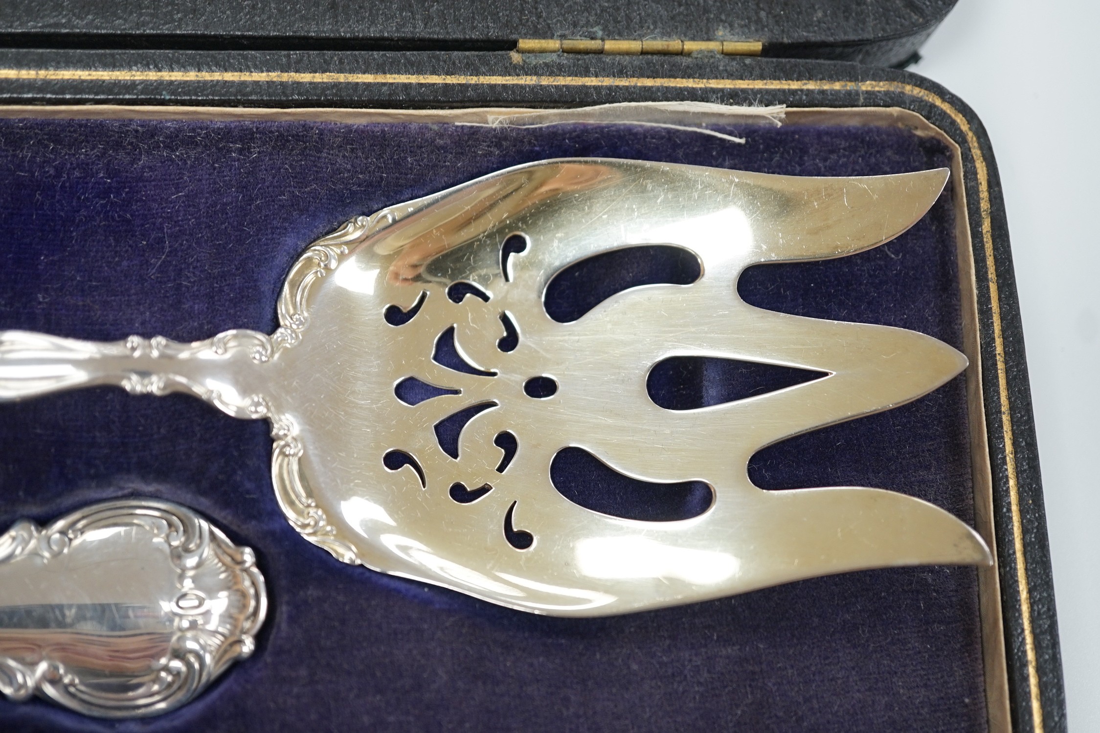 A cased pair of American sterling silver fruit servers, spoon 21.7cm, 4.4oz.